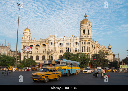Indien, Westbengalen, Kolkata, Verkehr und koloniale Gebäude Stockfoto