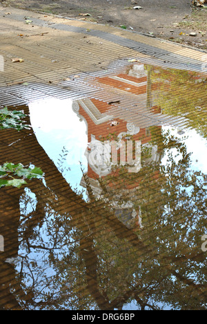 Domkirche spiegelt sich in einer Pfütze Stockfoto