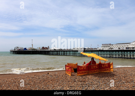 Rettungsschwimmer Station, viktorianische Brighton Palace Pier, Brighton & Hove, Sussex, England, UK Stockfoto