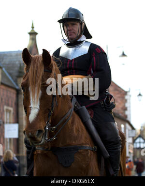 Nantwich, Cheshire, UK 25. Januar 2014. Montierten Roundhead bei Holly Holy Day & Belagerung von Nantwich Reenactment. Seit über 40 Jahren sammelten sich die treuen Truppen von The Sealed Knot in der historischen Stadt für eine spektakuläre Nachstellung der blutigen Schlacht, die vor fast 400 Jahren stattgefunden und markierte das Ende der langen und schmerzhaften Belagerung der Stadt. Rundköpfen, Kavaliere und andere historische Entertainer konvergiert auf das Zentrum die Schlacht nachstellen. Die Belagerung im Januar 1644 war eines der wichtigsten Konflikte des englischen Bürgerkriegs. Bildnachweis: Conrad Elias/Alamy Live-Nachrichten Stockfoto
