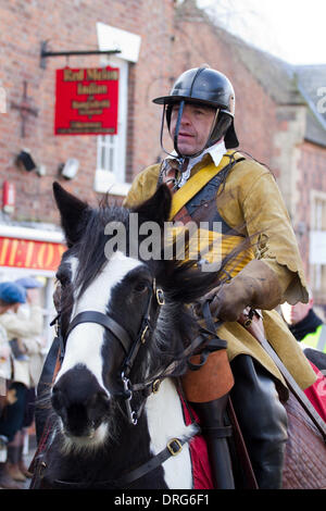 Nantwich, Cheshire, UK 25. Januar 2014. Montierten Roundhead bei Holly Holy Day & Belagerung von Nantwich Reenactment. Seit über 40 Jahren sammelten sich die treuen Truppen von The Sealed Knot in der historischen Stadt für eine spektakuläre Nachstellung der blutigen Schlacht, die vor fast 400 Jahren stattgefunden und markierte das Ende der langen und schmerzhaften Belagerung der Stadt. Rundköpfen, Kavaliere und andere historische Entertainer konvergiert auf das Zentrum die Schlacht nachstellen. Die Belagerung im Januar 1644 war eines der wichtigsten Konflikte des englischen Bürgerkriegs. Bildnachweis: Conrad Elias/Alamy Live-Nachrichten Stockfoto