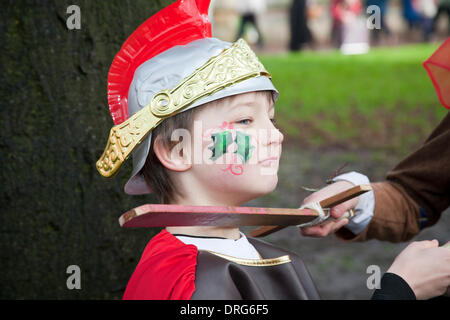 Nantwich, Cheshire, UK 25. Januar 2014. Leo Jones, 7 verkleidet bei Holly Holy Day & Belagerung von Nantwich Reenactment. Seit über 40 Jahren sammelten sich die treuen Truppen von The Sealed Knot in der historischen Stadt für eine spektakuläre Nachstellung der blutigen Schlacht, die vor fast 400 Jahren stattgefunden und markierte das Ende der langen und schmerzhaften Belagerung der Stadt. Rundköpfen, Cavaliers, trafen sich auf das Zentrum die Schlacht nachstellen. Die Belagerung im Januar 1644 war eines der wichtigsten Konflikte des englischen Bürgerkriegs. Bildnachweis: Conrad Elias/Alamy Live-Nachrichten Stockfoto