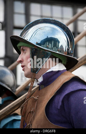 Nantwich, Cheshire, UK 25. Januar 2014. Holly Holy Day & Belagerung von Nantwich Reenactment. Seit über 40 Jahren sammelten sich die treuen Truppen von The Sealed Knot in der historischen Stadt für eine spektakuläre Nachstellung der blutigen Schlacht, die vor fast 400 Jahren stattgefunden und markierte das Ende der langen und schmerzhaften Belagerung der Stadt. Rundköpfen, Kavaliere und andere historische Entertainer konvergiert auf das Zentrum die Schlacht nachstellen. Die Belagerung im Januar 1644 war eines der wichtigsten Konflikte des englischen Bürgerkriegs. Bildnachweis: Conrad Elias/Alamy Live-Nachrichten Stockfoto