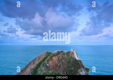 schöne Wolken am Himmel der Sonnenaufgang über Ozean, Etretat, Frankreich Stockfoto
