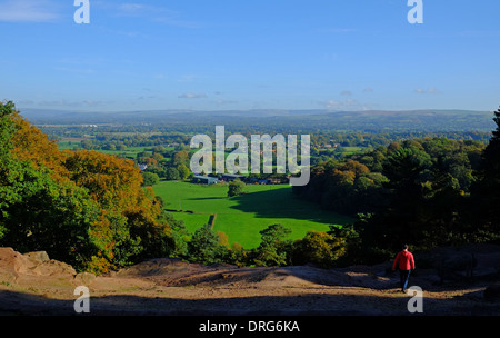 England, Cheshire, Blick nach Norden über Cheshire Plain von Alderley Edge Wald im Herbst Stockfoto