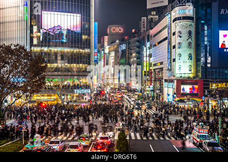 TOKYO, JAPAN - 15. Dezember 2012: Fußgänger an der Shibuya Kreuzung überqueren. Der Schnittpunkt der verkehrsreichsten der Welt nennt. Stockfoto