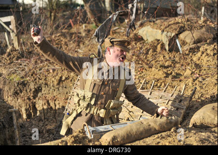 Charlwood, Surrey, UK. 25. Januar 2014. Werfen eine Handgranate Mills an den Graben. Bildnachweis: Matthew Chattle/Alamy Live-Nachrichten Stockfoto