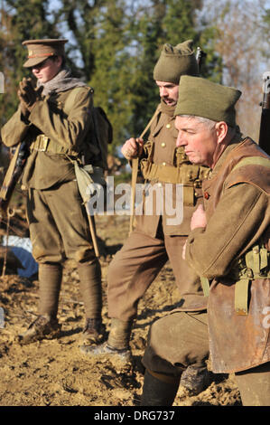 Charlwood, Surrey, UK. 25. Januar 2014. Mitglieder der lebende Geschichte Gruppe in den Graben. Bildnachweis: Matthew Chattle/Alamy Live-Nachrichten Stockfoto