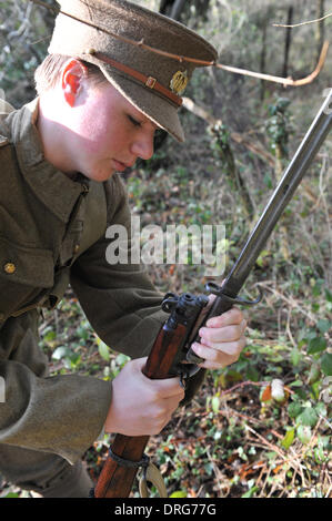 Charlwood, Surrey, UK. 25. Januar 2014. Befestigung eine Bajonett, eine Enfield Rofle am Graben. Bildnachweis: Matthew Chattle/Alamy Live-Nachrichten Stockfoto