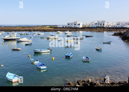 Boote vor Anker in dem kleinen Hafen im Norden Küste Hafen von Orzola, Lanzarote, Kanarische Inseln, Spanien Stockfoto