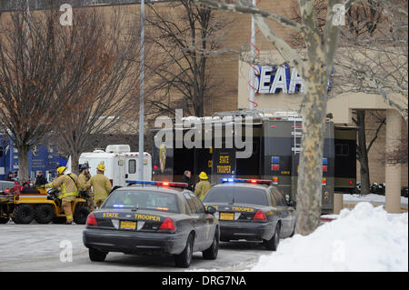 Columbia, Maryland, USA. 25. Januar 2014. Retter stehen von außen Columbia Town Center Mall nach drei Menschen ums Leben kamen, bei einem shooting in der Mall in Columbia von Maryland, USA, am 25. Januar 2014. (Xinhua/Zhang Jun) Bildnachweis: Xinhua/Alamy Live-Nachrichten Stockfoto