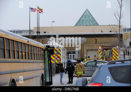 Columbia, Maryland, USA. 25. Januar 2014. Retter stehen von außen Columbia Town Center Mall nach drei Menschen ums Leben kamen, bei einem shooting in der Mall in Columbia von Maryland, USA, am 25. Januar 2014. (Xinhua/Zhang Jun) Bildnachweis: Xinhua/Alamy Live-Nachrichten Stockfoto