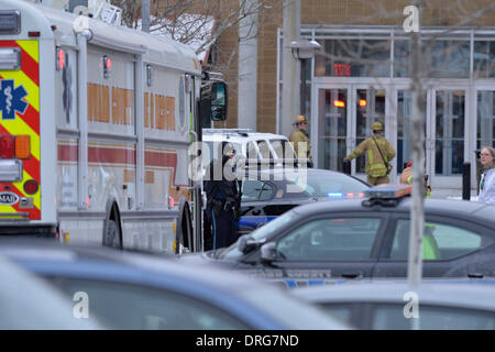 Columbia, Maryland, USA. 25. Januar 2014. Ein bewaffneter Polizist steht Wache außerhalb Columbia Town Center Mall, nachdem drei Menschen ums Leben kamen, bei einem shooting in der Mall in Columbia von Maryland, USA, am 25. Januar 2014. (Xinhua/Zhang Jun) Bildnachweis: Xinhua/Alamy Live-Nachrichten Stockfoto