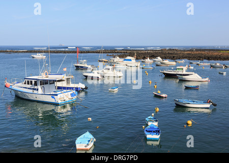 Boote vor Anker in dem kleinen Hafen im Norden Küste Hafen von Orzola, Lanzarote, Kanarische Inseln, Spanien Stockfoto