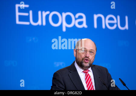 Berlin, Deutschland. Am 25. Januar 2014.After der SPD party Manager Meeting, Sigmar Gabriel (SPD-Chef) und Martin Schulz (Präsident des Europäischen Parlaments) geben Presseerklärung auf "delegiert SPD Europa Konferenz" und dem "außergewöhnlichen nationalen Parteitag der SPD" (, die realisiert werden am nächsten Tag) bei SPD Hauptsitz in Berlin. / Foto: Martin Schulz (SPD), Präsident des Europäischen Parlaments und Executive des SPD-Verantwortlichen für die Europäische Union, während die Presseerklärung in Berlin. Stockfoto