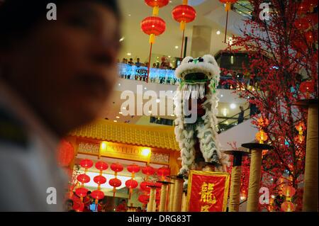 25. Januar 2014 - Kuala Lumpur, Malaysia - A Sicherheit steht Wache bei einem Löwen Tänzer auftritt, die schnelle Annäherung an chinesische Neujahrsfest in einer Shopping Mall außerhalb Kuala Lumpur, Malaysia, Samstag, 25. Januar 2014 einzuleiten. Das diesjährige chinesische Neujahrsfest fällt am 31. Januar. (Credit-Bild: © Joshua Paul/NurPhoto/ZUMAPRESS.com) Stockfoto