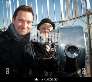 New York, New York, USA. 24. Januar 2014. HUGH JACKMAN und seine Frau DEBORRA-LEE FURNESS besuchen Sie die Aussichtsplattform auf dem Empire State Building. Jackman und Furness Leuchten auf das Empire State Building in grün und Gold zu Ehren des Australia Day. Während der Zeremonie bestätigt Jackman seine Rolle bei Warner Bros. kommenden Film "Pan". Bildnachweis: Bryan Smith/ZUMAPRESS.com/Alamy Live-Nachrichten Stockfoto