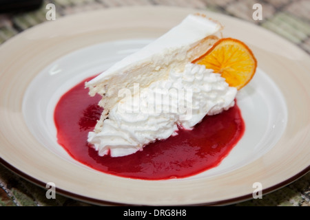 Käsekuchen mit Sahne in Obstkonfitüre Stockfoto