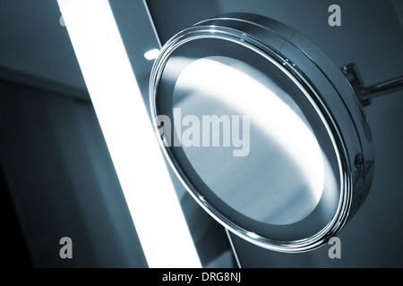 Rundes Badezimmerspiegel mit Beleuchtung an der Wand montiert Stockfoto