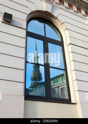 Alte Kathedrale spiegelt sich im Fenster. Riga, Lettland