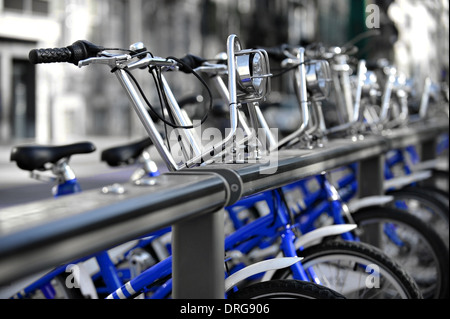 Blaue Fahrräder zur Miete sind in einer Velo-Station gesehen. Stockfoto