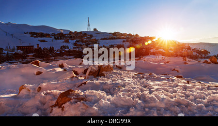 Bergdorf im Sonnenuntergang im Winter, verschneite Hügel, frische Luft, Szene-Ziel, schöne Winterlandschaft, Kälte Stockfoto