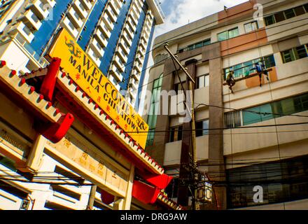 Manila, Philippinen. 25. Januar 2014. Zwei Männer, die Reinigung von Fenstern in der Nähe der Eingang zu Chinatown. Eine Woche vor der Jahresfeier der Filipino-chinesische Gemeinschaft bereitet sich auf das Neujahrsfest in Binondo Manilas Chinatown Bezirk begrüßen zu dürfen. Chinatown in Manila, als der weltweit ältesten Chinatowns außerhalb Chinas zu sein. Bildnachweis: Herman R. Lumanog/NurPhoto/ZUMAPRESS.com/Alamy Live-Nachrichten Stockfoto