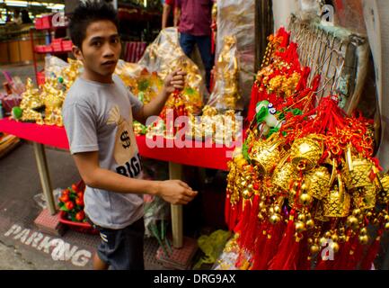 Manila, Philippinen. 25. Januar 2014. Straßenhändler, die Vorbereitung seiner Anzeige der Glücksbringer. Eine Woche vor der Jahresfeier der Filipino-chinesische Gemeinschaft bereitet sich auf das Neujahrsfest in Binondo Manilas Chinatown Bezirk begrüßen zu dürfen. Chinatown in Manila, als der weltweit ältesten Chinatowns außerhalb Chinas zu sein. Bildnachweis: Herman R. Lumanog/NurPhoto/ZUMAPRESS.com/Alamy Live-Nachrichten Stockfoto