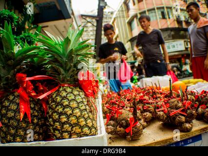 Manila, Philippinen. 25. Januar 2014. Straßenhändler verkaufen verschiedene Früchte als Glücksbringer. Eine Woche vor der Jahresfeier der Filipino-chinesische Gemeinschaft bereitet sich auf das Neujahrsfest in Binondo Manilas Chinatown Bezirk begrüßen zu dürfen. Chinatown in Manila, als der weltweit ältesten Chinatowns außerhalb Chinas zu sein. Bildnachweis: Herman R. Lumanog/NurPhoto/ZUMAPRESS.com/Alamy Live-Nachrichten Stockfoto