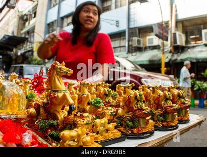 Manila, Philippinen. 25. Januar 2014. Straßenhändler verkaufen Figur Anzeige des hölzernen Pferdes. Eine Woche vor der Jahresfeier der Filipino-chinesische Gemeinschaft bereitet sich auf das Neujahrsfest in Binondo Manilas Chinatown Bezirk begrüßen zu dürfen. Chinatown in Manila, als der weltweit ältesten Chinatowns außerhalb Chinas zu sein. Bildnachweis: Herman R. Lumanog/NurPhoto/ZUMAPRESS.com/Alamy Live-Nachrichten Stockfoto