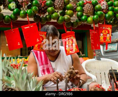 Manila, Philippinen. 25. Januar 2014. Straßenhändler in seiner Darstellung der sortierten Runde Früchte. Eine Woche vor der Jahresfeier der Filipino-chinesische Gemeinschaft bereitet sich auf das Neujahrsfest in Binondo Manilas Chinatown Bezirk begrüßen zu dürfen. Chinatown in Manila, gilt als der weltweit ältesten Chinatowns außerhalb China Credit: Herman R. Lumanog/NurPhoto/ZUMAPRESS.com/Alamy Live News Stockfoto