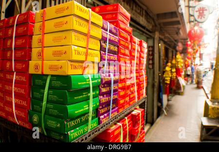 Manila, Philippinen. 25. Januar 2014. Verschiedene farbige Box süßer Reiskuchen oder '' Tikoy'' in der Straße Ongpin. Eine Woche vor der Jahresfeier der Filipino-chinesische Gemeinschaft bereitet sich auf das Neujahrsfest in Binondo Manilas Chinatown Bezirk begrüßen zu dürfen. Chinatown in Manila, als der weltweit ältesten Chinatowns außerhalb Chinas zu sein. Bildnachweis: Herman R. Lumanog/NurPhoto/ZUMAPRESS.com/Alamy Live-Nachrichten Stockfoto