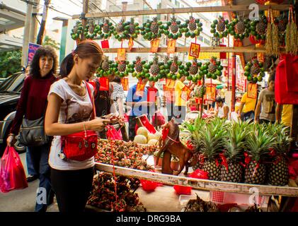 Manila, Philippinen. 25. Januar 2014. Straßenhändler in ihrer Darstellung der sortierten Runde Früchte. Eine Woche vor der Jahresfeier der Filipino-chinesische Gemeinschaft bereitet sich auf das Neujahrsfest in Binondo Manilas Chinatown Bezirk begrüßen zu dürfen. Chinatown in Manila, als der weltweit ältesten Chinatowns außerhalb Chinas zu sein. Bildnachweis: Herman R. Lumanog/NurPhoto/ZUMAPRESS.com/Alamy Live-Nachrichten Stockfoto