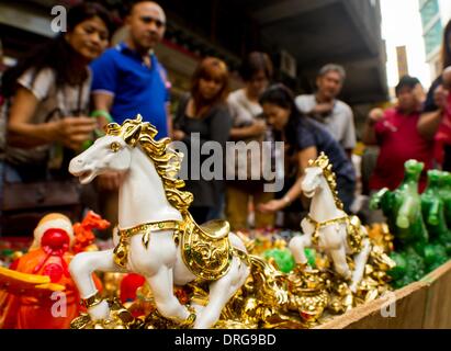 Manila, Philippinen. 25. Januar 2014. Personen suchen in der sortierten Anzeige der keramischen Pferde auf der Straße. Eine Woche vor der Jahresfeier der Filipino-chinesische Gemeinschaft bereitet sich auf das Neujahrsfest in Binondo Manilas Chinatown Bezirk begrüßen zu dürfen. Chinatown in Manila, als der weltweit ältesten Chinatowns außerhalb Chinas zu sein. Bildnachweis: Herman R. Lumanog/NurPhoto/ZUMAPRESS.com/Alamy Live-Nachrichten Stockfoto