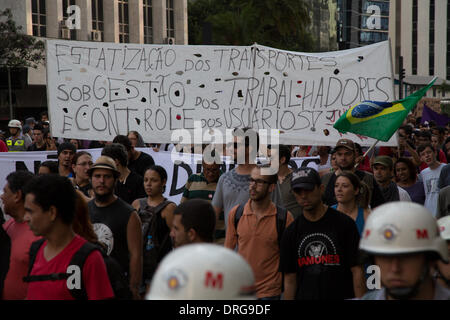 Sao Paulo, Brasilien. 25. Januar 2014. Demonstranten tragen Zeichen und Parolen schreien, während einer Kundgebung am Avenida Paulista in Sao Paulo gegen die WM in Brasilien. Menschen gingen auf die Straße zu beklagen, die Kosten für die Inszenierung der WM in Brasilien.  Bildnachweis: Andre M. Chang/Alamy Live-Nachrichten Stockfoto