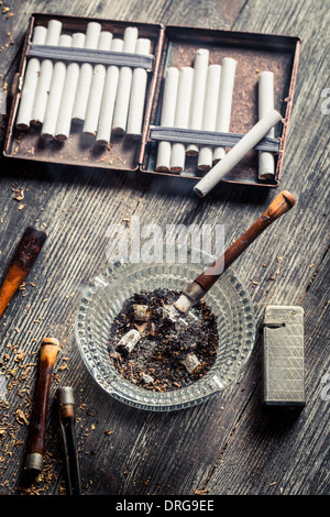 Ein Rohr auf dem Hintergrund der Zigarette geraucht Stockfoto