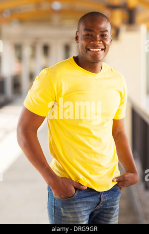 glücklicher Junge afroamerikanische Mann im Einkaufszentrum Stockfoto