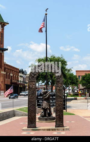 Statue von Raymond Lafourchette außerhalb Grapevine Vintage Railroad Station, Grapevine, Texas Stockfoto