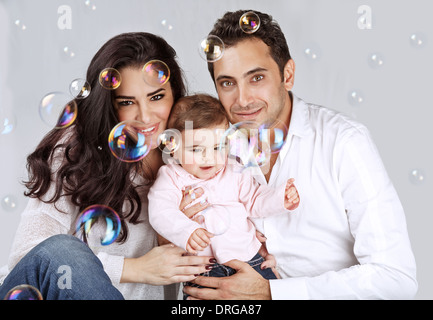 Porträt des arabischen niedlichen Mädchen mit Mutter und Vater spielt mit Seifenblasen, Familie, Liebe und Glück Konzept genießen Stockfoto