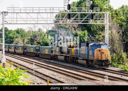 CSX Lokomotiven EMD SD70MAC Nr. 4763 und GE-CW44-6 Nr. 677 im intermodalen Güterverkehr Dienst vorbei Crystal City, VA Stockfoto