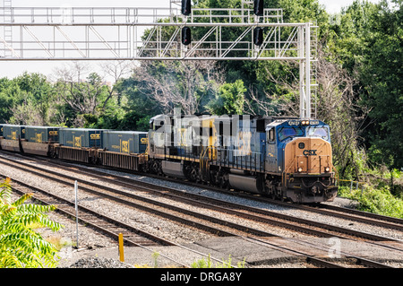 CSX Lokomotiven EMD SD70MAC Nr. 4763 und GE-CW44-6 Nr. 677 im intermodalen Güterverkehr Dienst vorbei Crystal City, VA Stockfoto