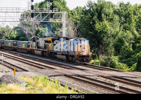 CSX Lokomotiven EMD SD70MAC Nr. 4763 und GE-CW44-6 Nr. 677 im intermodalen Güterverkehr Dienst vorbei Crystal City, VA Stockfoto