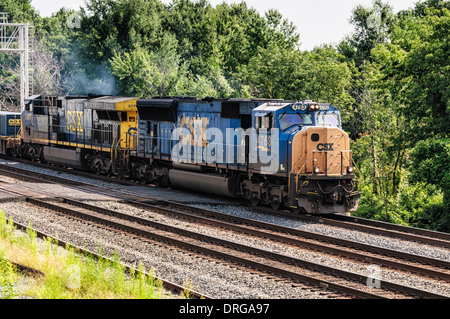 CSX Lokomotiven EMD SD70MAC Nr. 4763 und GE-CW44-6 Nr. 677 im intermodalen Güterverkehr Dienst vorbei Crystal City, VA Stockfoto