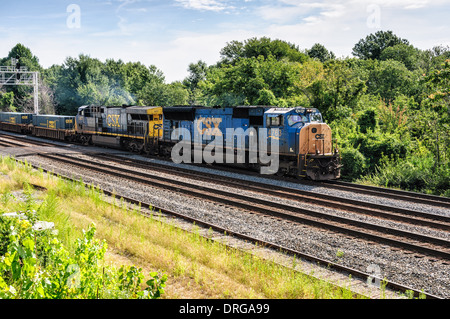 CSX Lokomotiven EMD SD70MAC Nr. 4763 und GE-CW44-6 Nr. 677 im intermodalen Güterverkehr Dienst vorbei Crystal City, VA Stockfoto