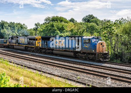 CSX Lokomotiven EMD SD70MAC Nr. 4763 und GE-CW44-6 Nr. 677 im intermodalen Güterverkehr Dienst vorbei Crystal City, VA Stockfoto