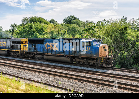 CSX Lokomotiven EMD SD70MAC Nr. 4763 und GE-CW44-6 Nr. 677 im intermodalen Güterverkehr Dienst vorbei Crystal City, VA Stockfoto