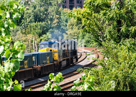 CSX Lokomotiven EMD SD70MAC Nr. 4763 und GE-CW44-6 Nr. 677 im intermodalen Güterverkehr Dienst vorbei Crystal City, VA Stockfoto