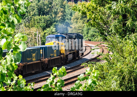 CSX Lokomotiven EMD SD70MAC Nr. 4763 und GE-CW44-6 Nr. 677 im intermodalen Güterverkehr Dienst vorbei Crystal City, VA Stockfoto