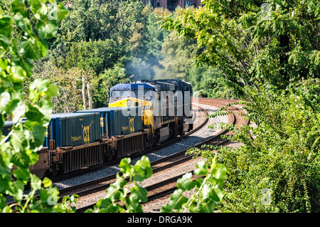 CSX Lokomotiven EMD SD70MAC Nr. 4763 und GE-CW44-6 Nr. 677 im intermodalen Güterverkehr Dienst vorbei Crystal City, VA Stockfoto