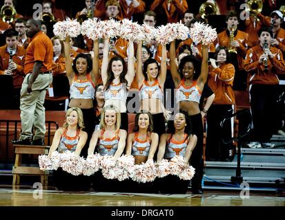 Austin, Texas, USA. 25. Januar 2014. 25. Januar 2014: Texas Longhorns Pom Squad in Aktion während der NCAA Frauen-Basketball-Spiel zwischen der West Virginia Mountaineers Frank Erwin Center in Austin TX. © Csm/Alamy Live-Nachrichten Stockfoto